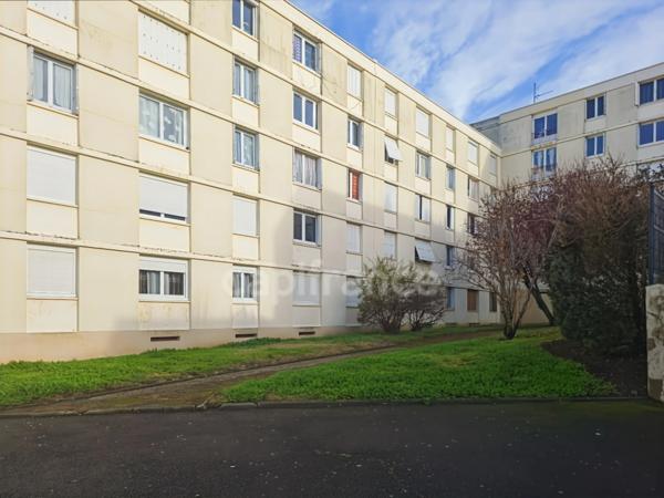 Appartement T4 de 72,10 m² avec cave - Avenue Felix Geneslay