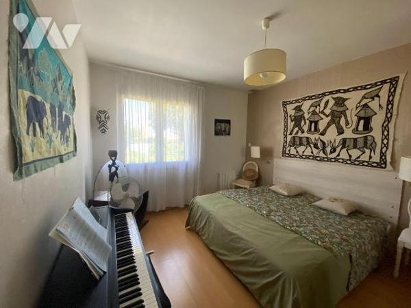 A VENDRE, Gironde, proche Bordeaux, PAREMPUYRE, proche centre ville au calme, sur un terrain d'...