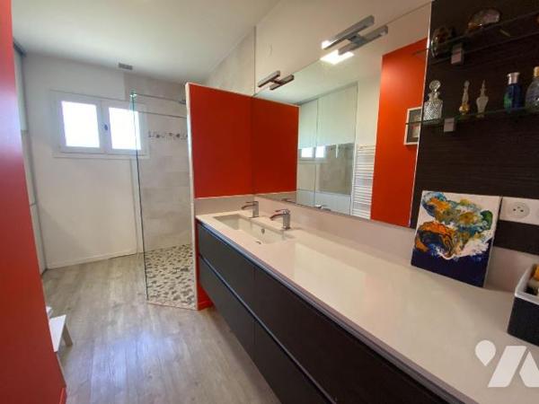 A VENDRE, Gironde, proche Bordeaux, PAREMPUYRE, proche centre ville au calme, sur un terrain d'...