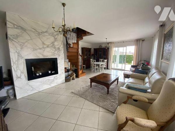 A VENDRE, Gironde, proche Bordeaux, PAREMPUYRE, proche centre ville au calme, sur un terrain d'...