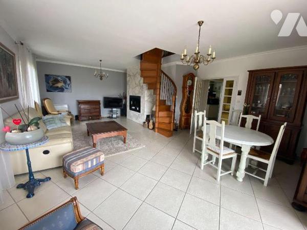 A VENDRE, Gironde, proche Bordeaux, PAREMPUYRE, proche centre ville au calme, sur un terrain d'...