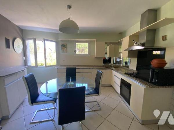 A VENDRE, Gironde, proche Bordeaux, PAREMPUYRE, proche centre ville au calme, sur un terrain d'...