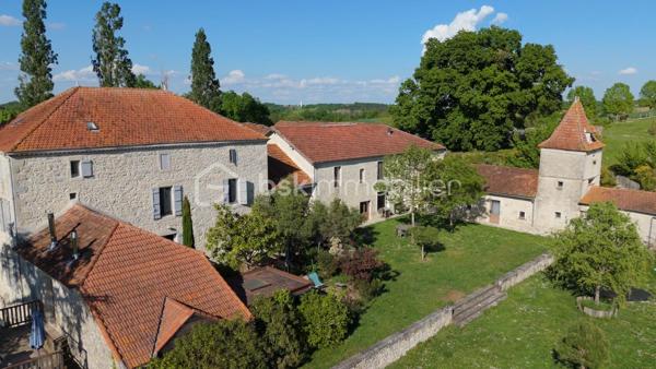 Succombez au charme de cet ensemble immobilier en pierres situé au calme sur un joli terrain de 27 hectares avec étang et un puits, en hauteur à l'abri de toute nuisance, à 20 mn environ d'Agen, à quelques minutes des commerces et commodités, 
Idéal pour un rassemblement familial, ou projet événementiel, équestre, ou lancement d'une activité de gîtes...
La belle entrée privative avec son portail en fer forgé vous mène à une superbe propriété constituée de plusieurs maisons qui ont leur entrée distincte et leur espace extérieur personnel permettant à chacun de disposer en toute intimité de son extérieur.
-Une première maison de maître de 426 M2 vous ouvre ses portes sur une belle pièce de vie avec cuisine équipée et son ilot central et poêle à bois, 2 grands salons,
4 chambres avec salles d'eau pour chacune dont une en rez de chaussée, beaux parquets.
 Très grand comble au 2è étage avec salle d'eau et aménageable  (dispose du chauffage) pouvant recevoir 3 à 4 chambres supplémentaires. Cave.
-Un gite de 55 m2 avec entrée et terrasse indépendantes, à proximité de cette bâtisse,
-Une maison de 280 m² vous attend à proximité du magnifique porche. Elle vous ouvre ses portes sur une superbe pièce de vie très lumineuse de 170 m² avec cuisine équipée, 5 chambres dont 1 suite parentale, 1 salle d'eau et 2 autres salles d'eau à terminer, une mezzanine, et à l'extérieur une terrasse et jardin privatif. 
Isolation des murs en chanvre, plafond en laine de bois,
-Un autre gîte de 90 m² avec superbe pigeonnier vous ouvre ses portes sur une jolie pièce de vie, 2 chambres à l'étage, 2 salles d'eau, un jardin privatif,
- Un gîte supplémentaire de 90 m² avec pièce de vie de 36 M2,  2 chambres, 2 salles d'eau, il dispose également d'un accès jardin privatif,
- garage fermé 140 m² + un garage ouvert transformable en habitation,
La bergerie de 250 m² sur 2 niveaux, charpente traditionnelle, peut être idéale pour une salle de réception (alimentée en eau et électricité, triphasé).
A distance des habitations, vous pouvez profiter d'un espace piscine en surplomb, avec vue sur la campagne. Un SPA vous attend également sur une des terrasses.
- 1 source avec un étang ainsi qu'un puit se trouvent sur la propriété. 
L'ensemble des maisons a été restauré dans le respect du charme de l'ancien, avec des équipements récents.
Isolation complète des bâtisses,
Le chauffage central est assuré soit par une chaudière à granules installée en 2015 soit par des poêles à bois, soit par clim réversible.
Le système d'assainissement est conforme et conçu pour accueillir 30 personnes.

Vous ne pourrez que tomber amoureux de cette propriété au charme indéniable et aux multiples possibilités !
A votre disposition pour une visite ou pour tout renseignement utile à votre projet !