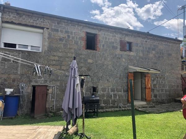 Ensemble de 3 logements avec dépendances, garage et terrain dans centre ville de Lapte