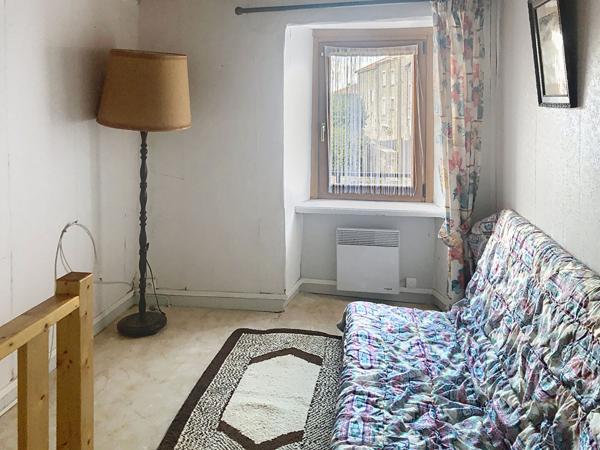 Ensemble de 3 logements avec dépendances, garage et terrain dans centre ville de Lapte