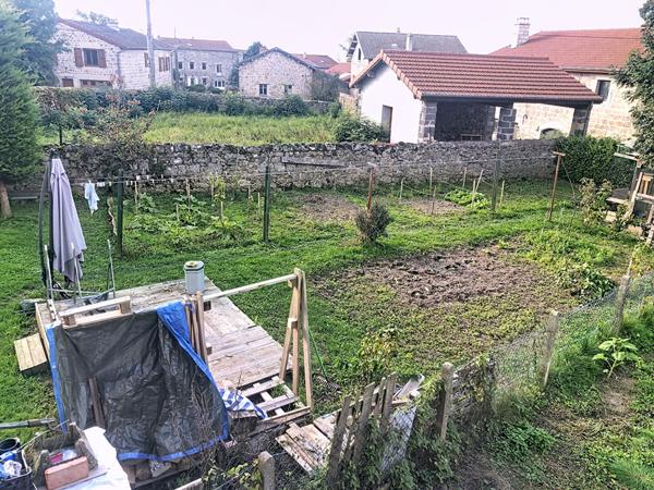 Ensemble de 3 logements avec dépendances, garage et terrain dans centre ville de Lapte