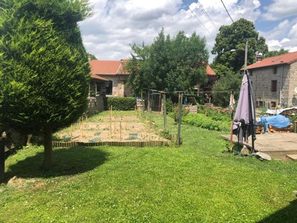 Ensemble de 3 logements avec dépendances, garage et terrain dans centre ville de Lapte