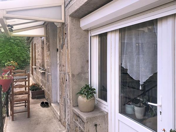 Ensemble de 3 logements avec dépendances, garage et terrain dans centre ville de Lapte
