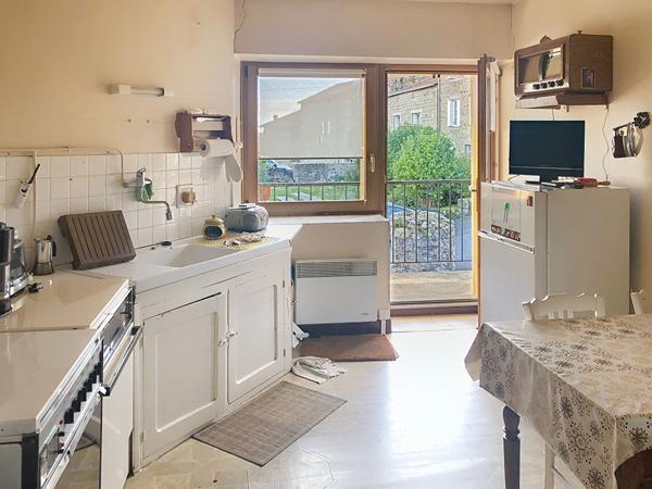 Ensemble de 3 logements avec dépendances, garage et terrain dans centre ville de Lapte