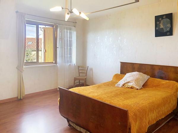 Ensemble de 3 logements avec dépendances, garage et terrain dans centre ville de Lapte