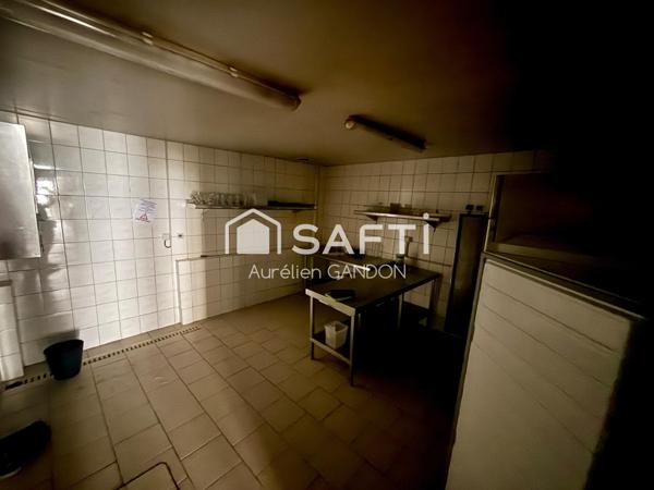 Immeuble avec restaurant et cuisine et chambres d'hotes