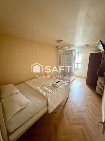 Immeuble avec restaurant et cuisine et chambres d'hotes