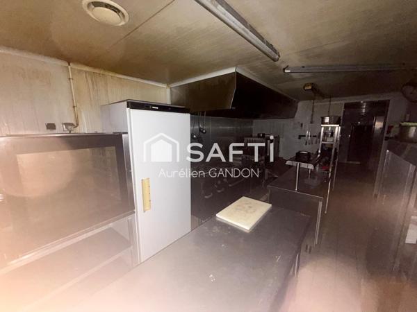 Immeuble avec restaurant et cuisine et chambres d'hotes