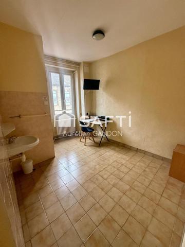 Immeuble avec restaurant et cuisine et chambres d'hotes