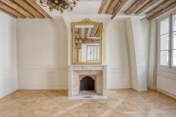 Appartement
         5 pièces
        - 105 m² 2 600 000 € *