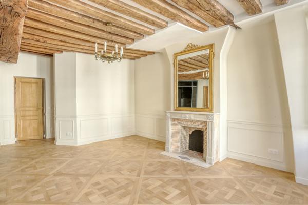 Appartement
         5 pièces
        - 105 m² 2 600 000 € *