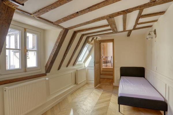 Appartement
         5 pièces
        - 105 m² 2 600 000 € *