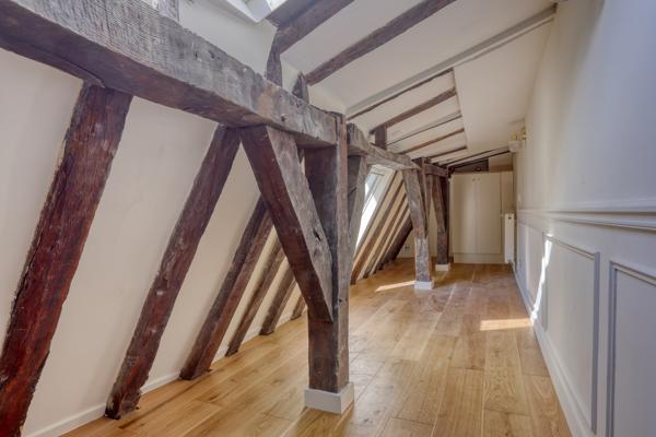 Appartement
         5 pièces
        - 105 m² 2 600 000 € *