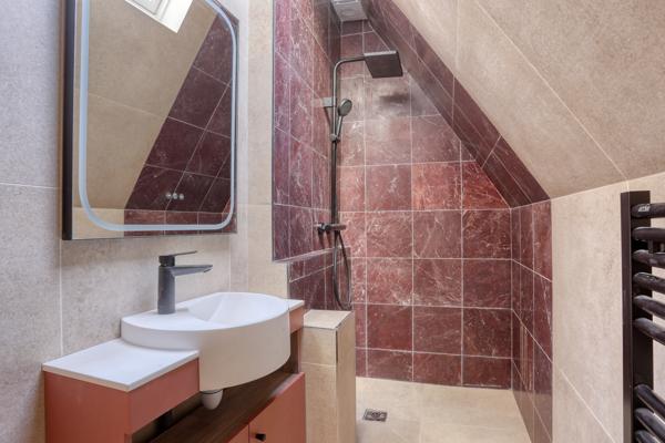 Appartement
         5 pièces
        - 105 m² 2 600 000 € *