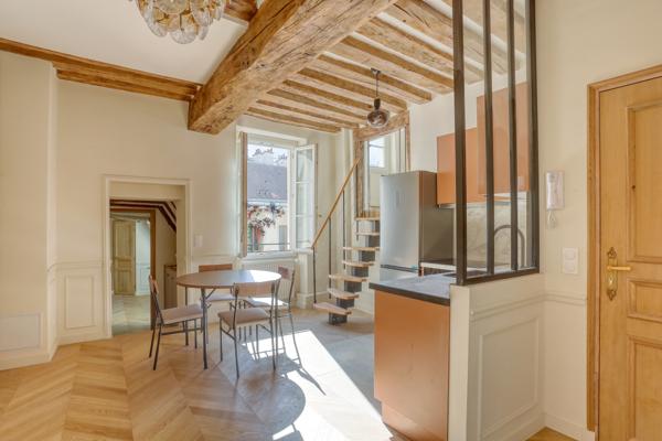 Appartement
         5 pièces
        - 105 m² 2 600 000 € *