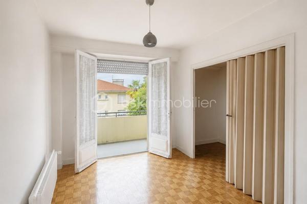 Appartement T2 de 35,21 m², situé dans un environnement calme, actuellement loué à une association, offrant ainsi une opportunité intéressante pour un investisseur à la recherche d'un bien avec locataire en place.

Il se compose de :

🛋️ Une pièce de vie
🛏️ Une chambre
🍳 Une cuisine séparée
🚿 Une salle d’eau
🌿 Un grand balcon filant qui longe tout l’appartement
🧳 Une cave

Un investissement clé en main, avec un locataire déjà en place, permettant de bénéficier d'une visibilité immédiate sur la location.

👉 Un bien idéal pour un investissement locatif, dans un environnement calme, avec un extérieur appréciable et une cave.

Une belle opportunité à découvrir !