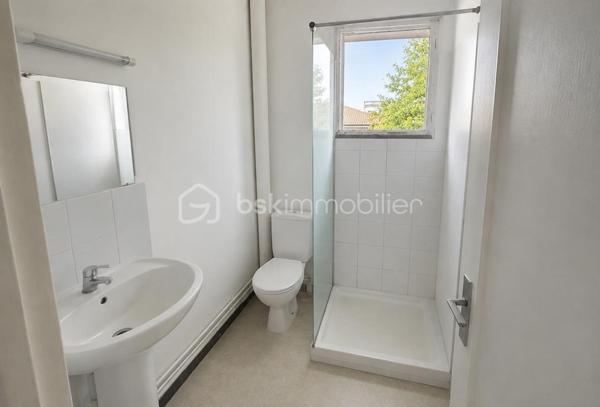 Appartement T2 de 35,21 m², situé dans un environnement calme, actuellement loué à une association, offrant ainsi une opportunité intéressante pour un investisseur à la recherche d'un bien avec locataire en place.

Il se compose de :

🛋️ Une pièce de vie
🛏️ Une chambre
🍳 Une cuisine séparée
🚿 Une salle d’eau
🌿 Un grand balcon filant qui longe tout l’appartement
🧳 Une cave

Un investissement clé en main, avec un locataire déjà en place, permettant de bénéficier d'une visibilité immédiate sur la location.

👉 Un bien idéal pour un investissement locatif, dans un environnement calme, avec un extérieur appréciable et une cave.

Une belle opportunité à découvrir !