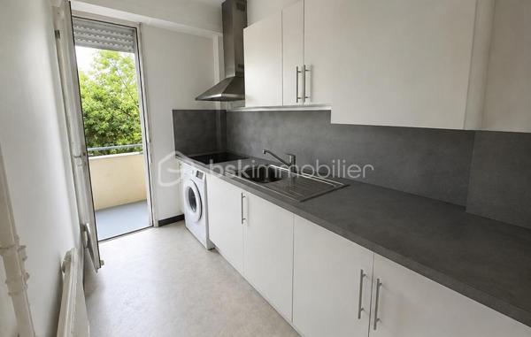 Appartement T2 de 35,21 m², situé dans un environnement calme, actuellement loué à une association, offrant ainsi une opportunité intéressante pour un investisseur à la recherche d'un bien avec locataire en place.

Il se compose de :

🛋️ Une pièce de vie
🛏️ Une chambre
🍳 Une cuisine séparée
🚿 Une salle d’eau
🌿 Un grand balcon filant qui longe tout l’appartement
🧳 Une cave

Un investissement clé en main, avec un locataire déjà en place, permettant de bénéficier d'une visibilité immédiate sur la location.

👉 Un bien idéal pour un investissement locatif, dans un environnement calme, avec un extérieur appréciable et une cave.

Une belle opportunité à découvrir !
