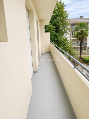 Appartement T2 de 35,21 m², situé dans un environnement calme, actuellement loué à une association, offrant ainsi une opportunité intéressante pour un investisseur à la recherche d'un bien avec locataire en place.

Il se compose de :

🛋️ Une pièce de vie
🛏️ Une chambre
🍳 Une cuisine séparée
🚿 Une salle d’eau
🌿 Un grand balcon filant qui longe tout l’appartement
🧳 Une cave

Un investissement clé en main, avec un locataire déjà en place, permettant de bénéficier d'une visibilité immédiate sur la location.

👉 Un bien idéal pour un investissement locatif, dans un environnement calme, avec un extérieur appréciable et une cave.

Une belle opportunité à découvrir !