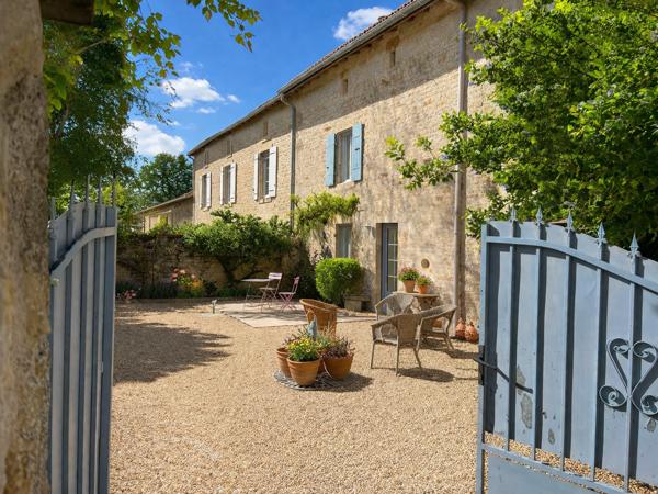 Maison de caractère 4 chambres avec 2 suites, double salon et extérieur au calme – Impasse à Melle