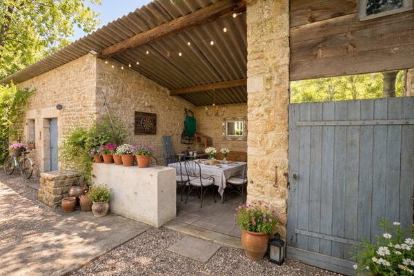 Maison de caractère 4 chambres avec 2 suites, double salon et extérieur au calme – Impasse à Melle