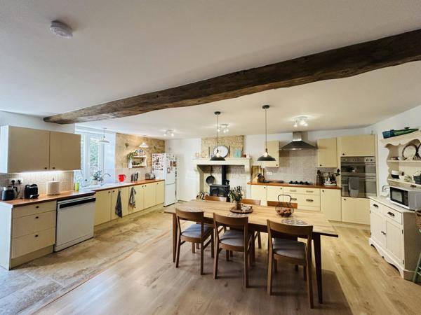 Maison de caractère 4 chambres avec 2 suites, double salon et extérieur au calme – Impasse à Melle