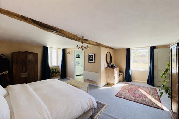 Maison de caractère 4 chambres avec 2 suites, double salon et extérieur au calme – Impasse à Melle