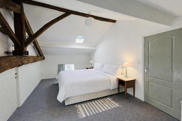 Maison de caractère 4 chambres avec 2 suites, double salon et extérieur au calme – Impasse à Melle