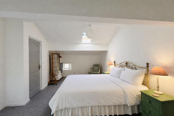 Maison de caractère 4 chambres avec 2 suites, double salon et extérieur au calme – Impasse à Melle