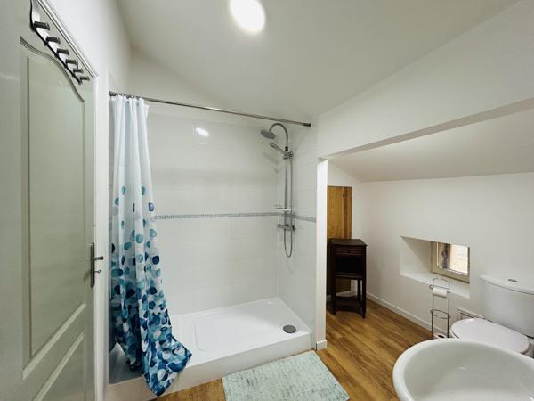 Maison de caractère 4 chambres avec 2 suites, double salon et extérieur au calme – Impasse à Melle