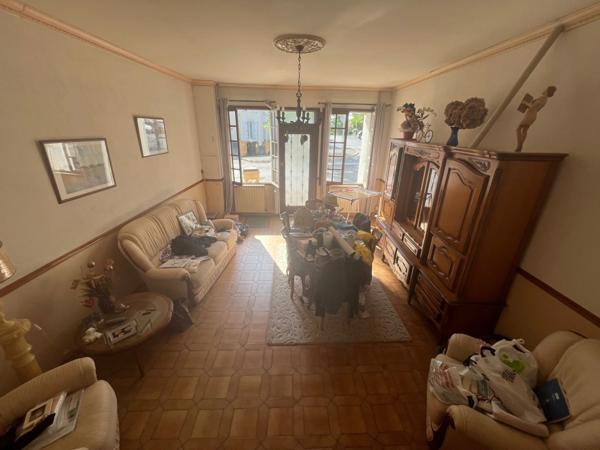 LUCON (85) PROCHE CATHEDRALE ET PISCINE MAISON DE VILLE 4 CHAMBRES AVEC COURETTE A RENOVER A PRIX FOU