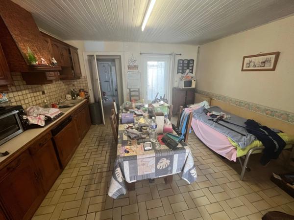 LUCON (85) PROCHE CATHEDRALE ET PISCINE MAISON DE VILLE 4 CHAMBRES AVEC COURETTE A RENOVER A PRIX FOU