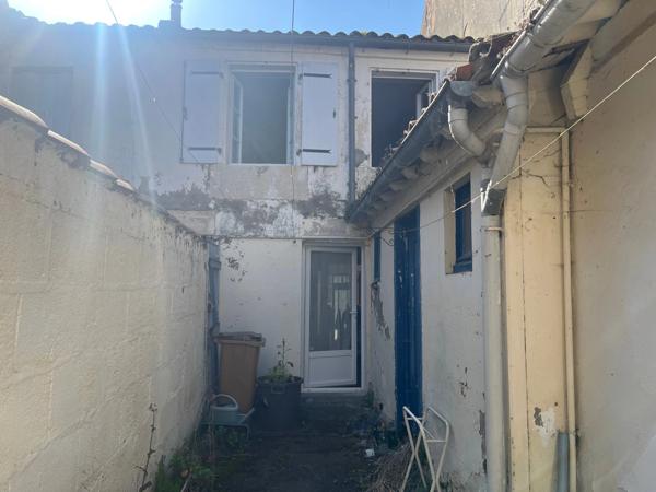 LUCON (85) PROCHE CATHEDRALE ET PISCINE MAISON DE VILLE 4 CHAMBRES AVEC COURETTE A RENOVER A PRIX FOU