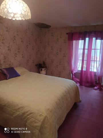 LUCON (85) PROCHE CATHEDRALE ET PISCINE MAISON DE VILLE 4 CHAMBRES AVEC COURETTE A RENOVER A PRIX FOU