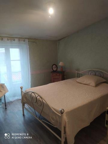 LUCON (85) PROCHE CATHEDRALE ET PISCINE MAISON DE VILLE 4 CHAMBRES AVEC COURETTE A RENOVER A PRIX FOU