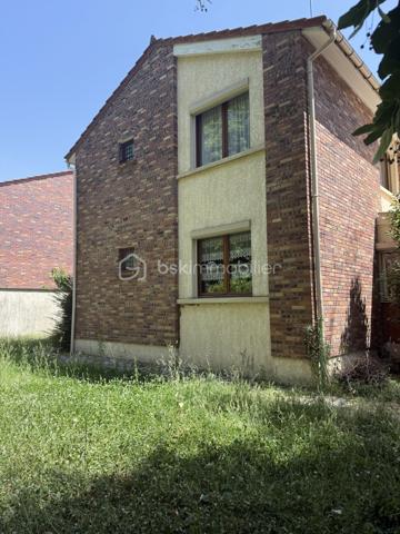 Située sur la commune recherchée de Lieusaint, à proximité immédiate de toutes les commodités (écoles, commerces, transports et axes routiers), 
venez découvrir cette maison mitoyenne d'un côté de 85 m² habitables, offrant un beau potentiel après quelques travaux de rafraîchissement.

Édifiée sur un terrain de 256 m², elle se compose :

Au rez-de-chaussée :

Une entrée,
Une grande cuisine,
Un séjour lumineux bénéficiant d'une double exposition, agrémenté d'un insert (cheminée),
Une véranda,
Un WC indépendant.

À l'étage :

Deux belles chambres,
Une salle de bains,
Un bureau avec douche, pouvant être aménagé selon vos besoins.

Le sous-sol offre de beaux espaces supplémentaires avec deux pièces pouvant servir de rangement, d'atelier, de salle de jeux ou de chambre d'appoint selon vos besoins, ainsi qu'un cellier.

À l'extérieur, vous bénéficierez d'un garage indépendant, situé juste à côté de la maison, offrant un espace de stationnement sécurisé ou de stockage supplémentaire.

Les + :
Terrain de 256 m²
Double vitrage
Volets roulants électriques
Chauffage au gaz
Cheminée avec insert
Adoucisseur d'eau
Véranda
Garage indépendant
Faibles charges de copropriété : 80 € par an (assurance)
Taxe foncière : 1 244 €
DPE : D
Les combles ne sont pas aménageables.

Une maison idéale pour une famille ou un premier achat, offrant de beaux volumes et un fort potentiel de personnalisation.
 Après quelques travaux de rafraîchissement, elle saura révéler tout son potentiel.
 À visiter sans tarder !
