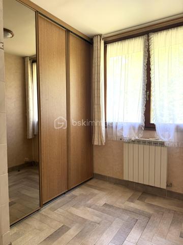 Située sur la commune recherchée de Lieusaint, à proximité immédiate de toutes les commodités (écoles, commerces, transports et axes routiers), 
venez découvrir cette maison mitoyenne d'un côté de 85 m² habitables, offrant un beau potentiel après quelques travaux de rafraîchissement.

Édifiée sur un terrain de 256 m², elle se compose :

Au rez-de-chaussée :

Une entrée,
Une grande cuisine,
Un séjour lumineux bénéficiant d'une double exposition, agrémenté d'un insert (cheminée),
Une véranda,
Un WC indépendant.

À l'étage :

Deux belles chambres,
Une salle de bains,
Un bureau avec douche, pouvant être aménagé selon vos besoins.

Le sous-sol offre de beaux espaces supplémentaires avec deux pièces pouvant servir de rangement, d'atelier, de salle de jeux ou de chambre d'appoint selon vos besoins, ainsi qu'un cellier.

À l'extérieur, vous bénéficierez d'un garage indépendant, situé juste à côté de la maison, offrant un espace de stationnement sécurisé ou de stockage supplémentaire.

Les + :
Terrain de 256 m²
Double vitrage
Volets roulants électriques
Chauffage au gaz
Cheminée avec insert
Adoucisseur d'eau
Véranda
Garage indépendant
Faibles charges de copropriété : 80 € par an (assurance)
Taxe foncière : 1 244 €
DPE : D
Les combles ne sont pas aménageables.

Une maison idéale pour une famille ou un premier achat, offrant de beaux volumes et un fort potentiel de personnalisation.
 Après quelques travaux de rafraîchissement, elle saura révéler tout son potentiel.
 À visiter sans tarder !