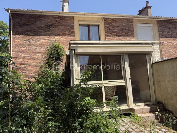 Située sur la commune recherchée de Lieusaint, à proximité immédiate de toutes les commodités (écoles, commerces, transports et axes routiers), 
venez découvrir cette maison mitoyenne d'un côté de 85 m² habitables, offrant un beau potentiel après quelques travaux de rafraîchissement.

Édifiée sur un terrain de 256 m², elle se compose :

Au rez-de-chaussée :

Une entrée,
Une grande cuisine,
Un séjour lumineux bénéficiant d'une double exposition, agrémenté d'un insert (cheminée),
Une véranda,
Un WC indépendant.

À l'étage :

Deux belles chambres,
Une salle de bains,
Un bureau avec douche, pouvant être aménagé selon vos besoins.

Le sous-sol offre de beaux espaces supplémentaires avec deux pièces pouvant servir de rangement, d'atelier, de salle de jeux ou de chambre d'appoint selon vos besoins, ainsi qu'un cellier.

À l'extérieur, vous bénéficierez d'un garage indépendant, situé juste à côté de la maison, offrant un espace de stationnement sécurisé ou de stockage supplémentaire.

Les + :
Terrain de 256 m²
Double vitrage
Volets roulants électriques
Chauffage au gaz
Cheminée avec insert
Adoucisseur d'eau
Véranda
Garage indépendant
Faibles charges de copropriété : 80 € par an (assurance)
Taxe foncière : 1 244 €
DPE : D
Les combles ne sont pas aménageables.

Une maison idéale pour une famille ou un premier achat, offrant de beaux volumes et un fort potentiel de personnalisation.
 Après quelques travaux de rafraîchissement, elle saura révéler tout son potentiel.
 À visiter sans tarder !