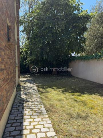Située sur la commune recherchée de Lieusaint, à proximité immédiate de toutes les commodités (écoles, commerces, transports et axes routiers), 
venez découvrir cette maison mitoyenne d'un côté de 85 m² habitables, offrant un beau potentiel après quelques travaux de rafraîchissement.

Édifiée sur un terrain de 256 m², elle se compose :

Au rez-de-chaussée :

Une entrée,
Une grande cuisine,
Un séjour lumineux bénéficiant d'une double exposition, agrémenté d'un insert (cheminée),
Une véranda,
Un WC indépendant.

À l'étage :

Deux belles chambres,
Une salle de bains,
Un bureau avec douche, pouvant être aménagé selon vos besoins.

Le sous-sol offre de beaux espaces supplémentaires avec deux pièces pouvant servir de rangement, d'atelier, de salle de jeux ou de chambre d'appoint selon vos besoins, ainsi qu'un cellier.

À l'extérieur, vous bénéficierez d'un garage indépendant, situé juste à côté de la maison, offrant un espace de stationnement sécurisé ou de stockage supplémentaire.

Les + :
Terrain de 256 m²
Double vitrage
Volets roulants électriques
Chauffage au gaz
Cheminée avec insert
Adoucisseur d'eau
Véranda
Garage indépendant
Faibles charges de copropriété : 80 € par an (assurance)
Taxe foncière : 1 244 €
DPE : D
Les combles ne sont pas aménageables.

Une maison idéale pour une famille ou un premier achat, offrant de beaux volumes et un fort potentiel de personnalisation.
 Après quelques travaux de rafraîchissement, elle saura révéler tout son potentiel.
 À visiter sans tarder !