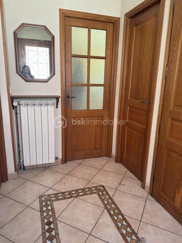 Située sur la commune recherchée de Lieusaint, à proximité immédiate de toutes les commodités (écoles, commerces, transports et axes routiers), 
venez découvrir cette maison mitoyenne d'un côté de 85 m² habitables, offrant un beau potentiel après quelques travaux de rafraîchissement.

Édifiée sur un terrain de 256 m², elle se compose :

Au rez-de-chaussée :

Une entrée,
Une grande cuisine,
Un séjour lumineux bénéficiant d'une double exposition, agrémenté d'un insert (cheminée),
Une véranda,
Un WC indépendant.

À l'étage :

Deux belles chambres,
Une salle de bains,
Un bureau avec douche, pouvant être aménagé selon vos besoins.

Le sous-sol offre de beaux espaces supplémentaires avec deux pièces pouvant servir de rangement, d'atelier, de salle de jeux ou de chambre d'appoint selon vos besoins, ainsi qu'un cellier.

À l'extérieur, vous bénéficierez d'un garage indépendant, situé juste à côté de la maison, offrant un espace de stationnement sécurisé ou de stockage supplémentaire.

Les + :
Terrain de 256 m²
Double vitrage
Volets roulants électriques
Chauffage au gaz
Cheminée avec insert
Adoucisseur d'eau
Véranda
Garage indépendant
Faibles charges de copropriété : 80 € par an (assurance)
Taxe foncière : 1 244 €
DPE : D
Les combles ne sont pas aménageables.

Une maison idéale pour une famille ou un premier achat, offrant de beaux volumes et un fort potentiel de personnalisation.
 Après quelques travaux de rafraîchissement, elle saura révéler tout son potentiel.
 À visiter sans tarder !