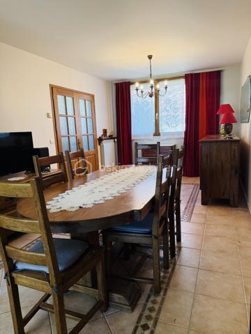 Située sur la commune recherchée de Lieusaint, à proximité immédiate de toutes les commodités (écoles, commerces, transports et axes routiers), 
venez découvrir cette maison mitoyenne d'un côté de 85 m² habitables, offrant un beau potentiel après quelques travaux de rafraîchissement.

Édifiée sur un terrain de 256 m², elle se compose :

Au rez-de-chaussée :

Une entrée,
Une grande cuisine,
Un séjour lumineux bénéficiant d'une double exposition, agrémenté d'un insert (cheminée),
Une véranda,
Un WC indépendant.

À l'étage :

Deux belles chambres,
Une salle de bains,
Un bureau avec douche, pouvant être aménagé selon vos besoins.

Le sous-sol offre de beaux espaces supplémentaires avec deux pièces pouvant servir de rangement, d'atelier, de salle de jeux ou de chambre d'appoint selon vos besoins, ainsi qu'un cellier.

À l'extérieur, vous bénéficierez d'un garage indépendant, situé juste à côté de la maison, offrant un espace de stationnement sécurisé ou de stockage supplémentaire.

Les + :
Terrain de 256 m²
Double vitrage
Volets roulants électriques
Chauffage au gaz
Cheminée avec insert
Adoucisseur d'eau
Véranda
Garage indépendant
Faibles charges de copropriété : 80 € par an (assurance)
Taxe foncière : 1 244 €
DPE : D
Les combles ne sont pas aménageables.

Une maison idéale pour une famille ou un premier achat, offrant de beaux volumes et un fort potentiel de personnalisation.
 Après quelques travaux de rafraîchissement, elle saura révéler tout son potentiel.
 À visiter sans tarder !