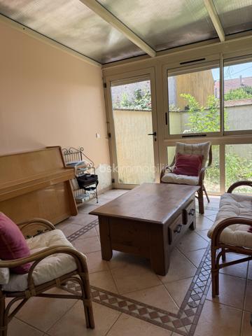 Située sur la commune recherchée de Lieusaint, à proximité immédiate de toutes les commodités (écoles, commerces, transports et axes routiers), 
venez découvrir cette maison mitoyenne d'un côté de 85 m² habitables, offrant un beau potentiel après quelques travaux de rafraîchissement.

Édifiée sur un terrain de 256 m², elle se compose :

Au rez-de-chaussée :

Une entrée,
Une grande cuisine,
Un séjour lumineux bénéficiant d'une double exposition, agrémenté d'un insert (cheminée),
Une véranda,
Un WC indépendant.

À l'étage :

Deux belles chambres,
Une salle de bains,
Un bureau avec douche, pouvant être aménagé selon vos besoins.

Le sous-sol offre de beaux espaces supplémentaires avec deux pièces pouvant servir de rangement, d'atelier, de salle de jeux ou de chambre d'appoint selon vos besoins, ainsi qu'un cellier.

À l'extérieur, vous bénéficierez d'un garage indépendant, situé juste à côté de la maison, offrant un espace de stationnement sécurisé ou de stockage supplémentaire.

Les + :
Terrain de 256 m²
Double vitrage
Volets roulants électriques
Chauffage au gaz
Cheminée avec insert
Adoucisseur d'eau
Véranda
Garage indépendant
Faibles charges de copropriété : 80 € par an (assurance)
Taxe foncière : 1 244 €
DPE : D
Les combles ne sont pas aménageables.

Une maison idéale pour une famille ou un premier achat, offrant de beaux volumes et un fort potentiel de personnalisation.
 Après quelques travaux de rafraîchissement, elle saura révéler tout son potentiel.
 À visiter sans tarder !