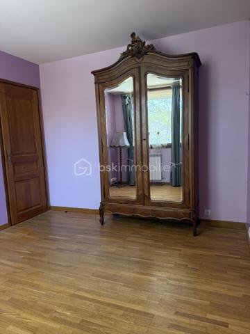 Située sur la commune recherchée de Lieusaint, à proximité immédiate de toutes les commodités (écoles, commerces, transports et axes routiers), 
venez découvrir cette maison mitoyenne d'un côté de 85 m² habitables, offrant un beau potentiel après quelques travaux de rafraîchissement.

Édifiée sur un terrain de 256 m², elle se compose :

Au rez-de-chaussée :

Une entrée,
Une grande cuisine,
Un séjour lumineux bénéficiant d'une double exposition, agrémenté d'un insert (cheminée),
Une véranda,
Un WC indépendant.

À l'étage :

Deux belles chambres,
Une salle de bains,
Un bureau avec douche, pouvant être aménagé selon vos besoins.

Le sous-sol offre de beaux espaces supplémentaires avec deux pièces pouvant servir de rangement, d'atelier, de salle de jeux ou de chambre d'appoint selon vos besoins, ainsi qu'un cellier.

À l'extérieur, vous bénéficierez d'un garage indépendant, situé juste à côté de la maison, offrant un espace de stationnement sécurisé ou de stockage supplémentaire.

Les + :
Terrain de 256 m²
Double vitrage
Volets roulants électriques
Chauffage au gaz
Cheminée avec insert
Adoucisseur d'eau
Véranda
Garage indépendant
Faibles charges de copropriété : 80 € par an (assurance)
Taxe foncière : 1 244 €
DPE : D
Les combles ne sont pas aménageables.

Une maison idéale pour une famille ou un premier achat, offrant de beaux volumes et un fort potentiel de personnalisation.
 Après quelques travaux de rafraîchissement, elle saura révéler tout son potentiel.
 À visiter sans tarder !