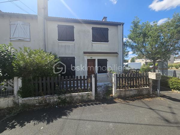 Projet d'investissement idéal : Maison de ville de 70 m² à rénover avec gros œuvre déjà réalisé !

Située dans un quartier calme, cette maison de 70 m² offre un potentiel exceptionnel pour un investisseur ou un projet de rénovation sur mesure. L'intérieur est à rénover entièrement, vous laissant une totale liberté pour aménager les espaces :

Au rez-de-chaussée : Un agréable salon ouvert sur le coin cuisine, une salle d'eau, un WC ainsi qu'une buanderie.

À l'étage : Un espace nuit composé de 3 chambres, d'une salle de bain et d'un petit coin grenier supplémentaire offrant un grand espace de rangement.

Les travaux majeurs et coûteux ont déjà été effectués pour vous garantir une excellente base de départ :

- Toiture neuve
- Fenêtres PVC double vitrage
- Isolation par l'extérieur réalisée d'un côté (mitoyenne de l'autre)

À l'extérieur, vous profiterez d'une charmante petite cour à l'arrière, un atout rare et très recherché en milieu urbain pour créer un espace extérieur privé et agréable.

Un produit rare sur le marché, idéal pour un projet locatif à forte rentabilité. À visiter sans tarder !