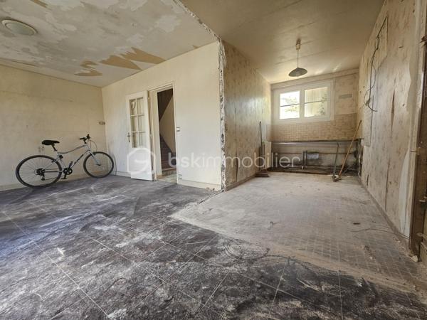 Projet d'investissement idéal : Maison de ville de 70 m² à rénover avec gros œuvre déjà réalisé !

Située dans un quartier calme, cette maison de 70 m² offre un potentiel exceptionnel pour un investisseur ou un projet de rénovation sur mesure. L'intérieur est à rénover entièrement, vous laissant une totale liberté pour aménager les espaces :

Au rez-de-chaussée : Un agréable salon ouvert sur le coin cuisine, une salle d'eau, un WC ainsi qu'une buanderie.

À l'étage : Un espace nuit composé de 3 chambres, d'une salle de bain et d'un petit coin grenier supplémentaire offrant un grand espace de rangement.

Les travaux majeurs et coûteux ont déjà été effectués pour vous garantir une excellente base de départ :

- Toiture neuve
- Fenêtres PVC double vitrage
- Isolation par l'extérieur réalisée d'un côté (mitoyenne de l'autre)

À l'extérieur, vous profiterez d'une charmante petite cour à l'arrière, un atout rare et très recherché en milieu urbain pour créer un espace extérieur privé et agréable.

Un produit rare sur le marché, idéal pour un projet locatif à forte rentabilité. À visiter sans tarder !